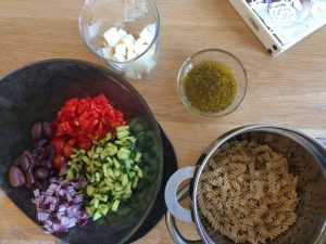 Греческий салат с макаронами 01